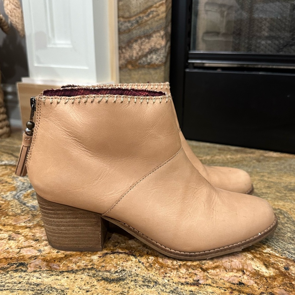 TOM’s brown leather ankle booties size 9